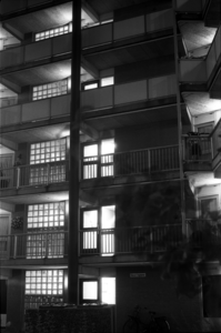 883861 Gezicht op het appartementencomplex Sweserengh aan de Van Hoornekade te Utrecht, vanaf de binnenplaats, bij nacht.